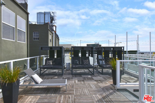 939 S Broadway, Los Angeles CA: https://media.crmls.org/mediaz/81b4fa89-59fb-4899-8314-c50230bcf91f.jpg