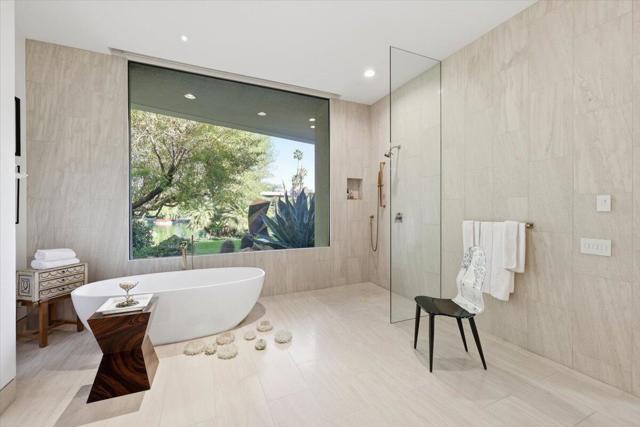 102 Waterford Circle, Rancho Mirage CA: https://media.crmls.org/mediaz/81b57cf6-5eed-4db3-888d-9e8c6e601301.jpg