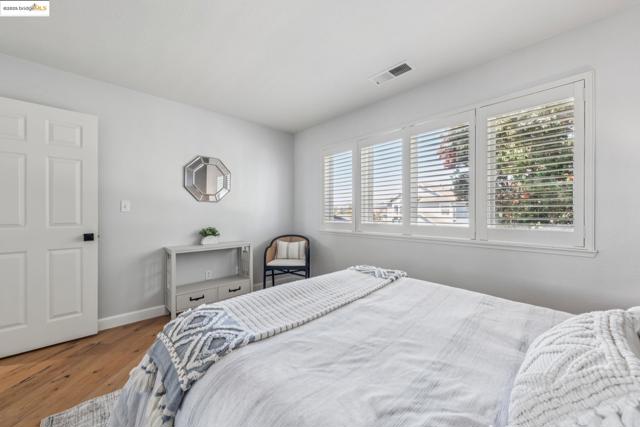 3 Harbor View Dr, Richmond CA: https://media.crmls.org/mediaz/81b67a5d-a2a8-4b16-b194-4bc51c59cd80.jpg