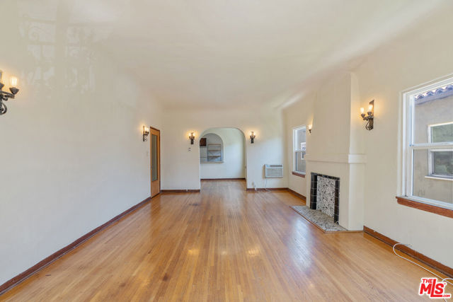 458 N Genesee Avenue, Los Angeles CA: https://media.crmls.org/mediaz/81b6af60-08d0-44f7-b233-e21c7371ad49.jpg
