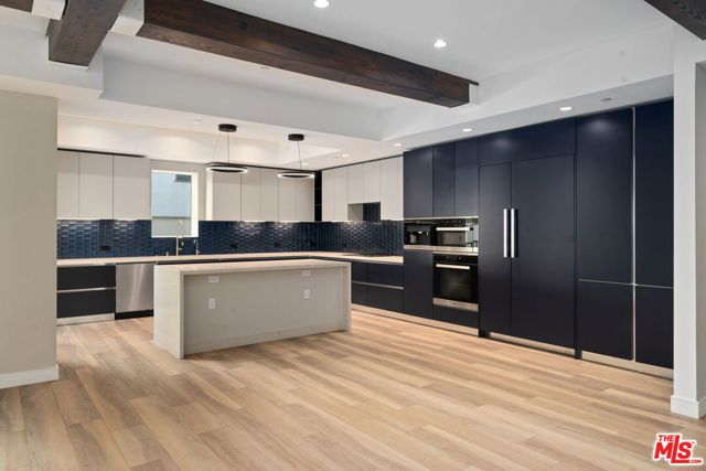 160 N La Peer Drive, Beverly Hills CA: https://media.crmls.org/mediaz/81b89294-8d51-40b8-82a3-38c9224ef0bc.jpg