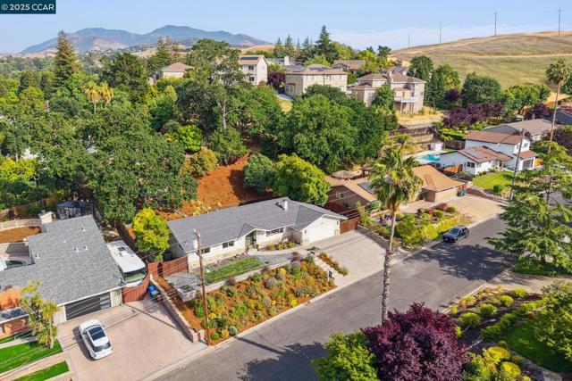 3739 Northridge Dr, Concord CA: https://media.crmls.org/mediaz/81b8af33-2acc-483c-8faf-a0ade6de706a.jpg
