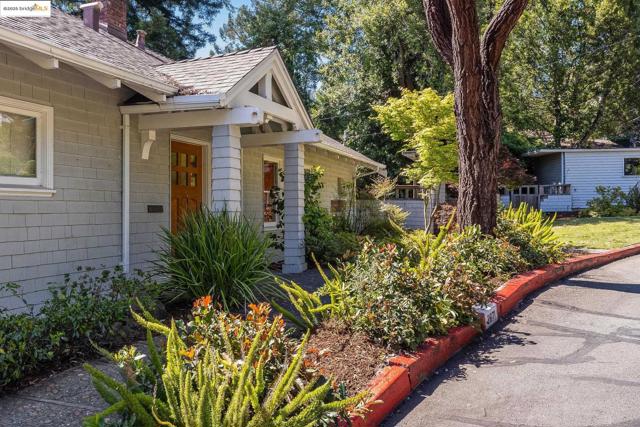 2671 Shasta Rd, Berkeley CA: https://media.crmls.org/mediaz/81b9a724-7d99-4327-b111-3849fc8112f7.jpg