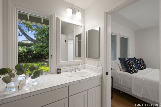 5931 Citadel CIR, La Jolla CA: https://media.crmls.org/mediaz/81b9da96-c71d-4ecf-9845-ceb3af6cf306.jpg