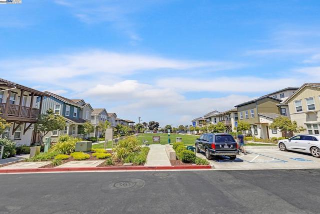 2683 5Th St, Alameda CA: https://media.crmls.org/mediaz/81ba8084-e4f1-411d-b8f6-f093608c0ab9.jpg