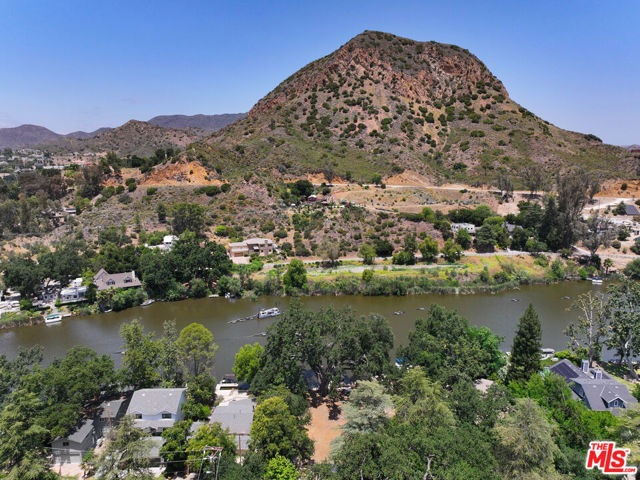 29255 S Lakeshore Drive, Agoura Hills CA: https://media.crmls.org/mediaz/81baaefa-cf44-4e17-86c2-cf7e6ccb0e0b.jpg
