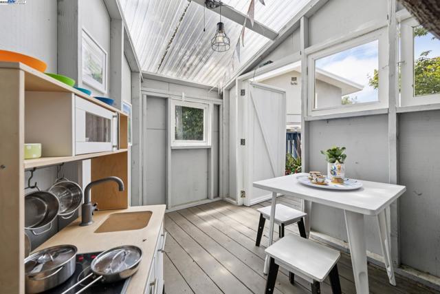 6040 LAWTON AVENUE, Oakland CA: https://media.crmls.org/mediaz/81bb0550-355f-4804-b049-0bcb9eee05be.jpg
