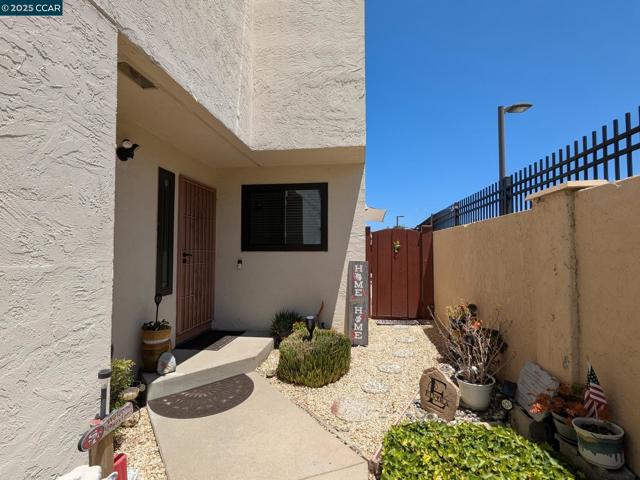 9 Aquamarine Ct, Hercules CA: https://media.crmls.org/mediaz/81bbbcaa-9926-4273-a41e-b9d3d3fcd838.jpg