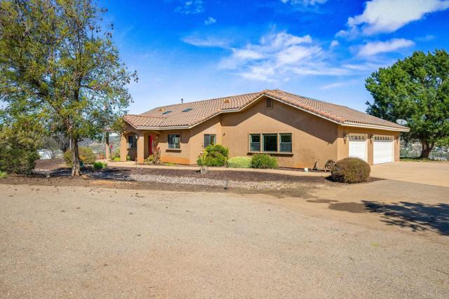 15636 Sage Hill Drive, Ramona CA: https://media.crmls.org/mediaz/81bbd0dd-e343-40f9-b402-a0e3793e218b.jpg