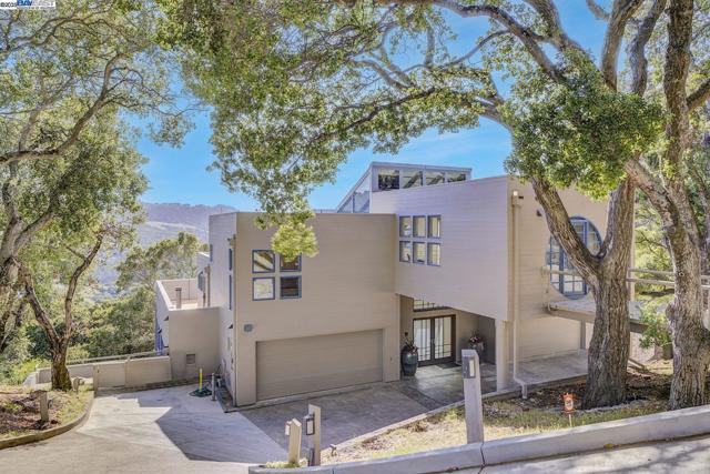 319 Tappan Ter, Orinda CA: https://media.crmls.org/mediaz/81bc2af4-af6a-47f5-b24b-75c7a415239a.jpg