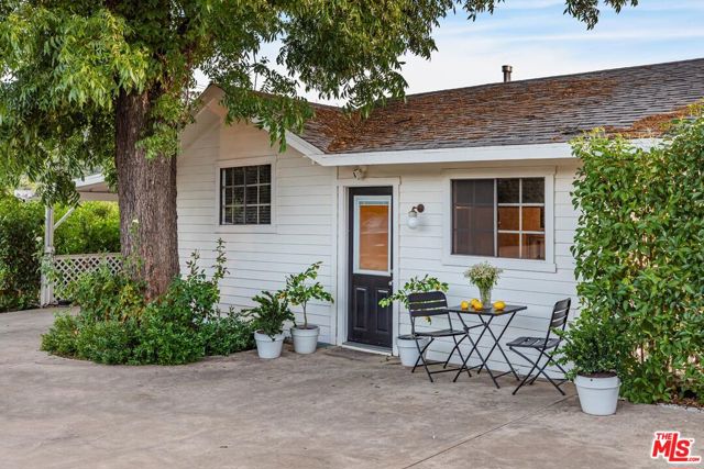 10999 Ojai Santa Paula Road, Ojai CA: https://media.crmls.org/mediaz/81bc2d17-2482-4fd7-a4a6-165de61bea9f.jpg