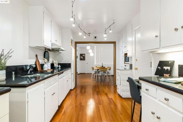 1515 Oxford, Berkeley CA: https://media.crmls.org/mediaz/81bcd3a0-f4f7-4f05-9443-4031f1b6b089.jpg