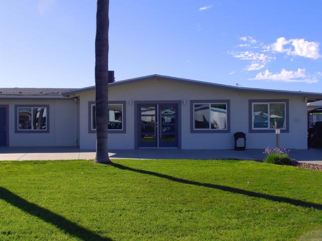 211 N Citrus Avenue, Escondido CA: https://media.crmls.org/mediaz/81bd47b0-d2e2-4c09-9d5f-66aafc81ee65.jpg