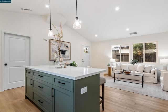 330 Warren Way, Pittsburg CA: https://media.crmls.org/mediaz/81be70b4-1f75-4705-91c0-77ee0e15141e.jpg