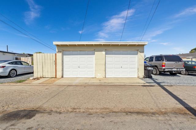 4440 42 Clairemont Dr, San Diego CA: https://media.crmls.org/mediaz/81bfe401-dd69-4a3f-af91-546635ffe3fa.jpg