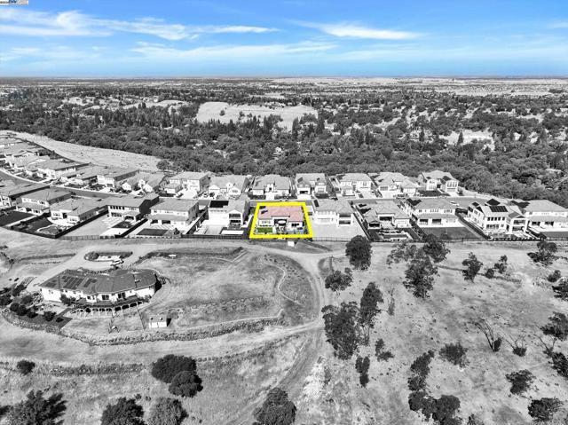 4072 Whitney Vista Ln, Rocklin CA: https://media.crmls.org/mediaz/81c1be36-8c52-4f17-8b13-cfedf5051c48.jpg