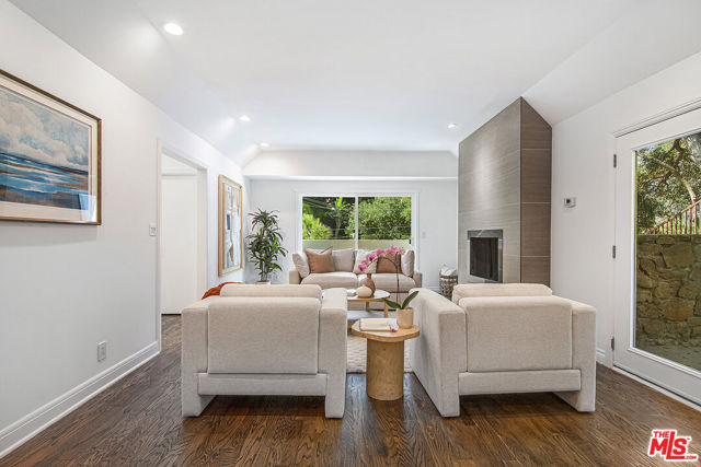 8155 Willow Glen Road, Los Angeles CA: https://media.crmls.org/mediaz/81c1c583-c4f4-42db-a935-e40d472a1e8c.jpg
