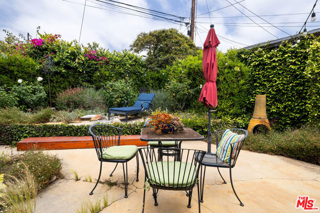11419 Francis Place, Los Angeles CA: https://media.crmls.org/mediaz/81c48610-caf8-420b-9479-ec65bffdbec2.jpg