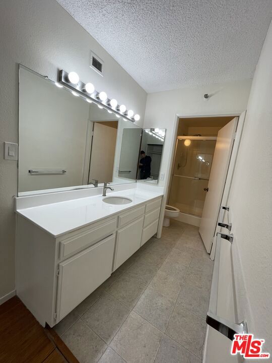 600 W 9th Street, Los Angeles CA: https://media.crmls.org/mediaz/81c52090-fc5e-4d08-93de-773beecc24bb.jpg