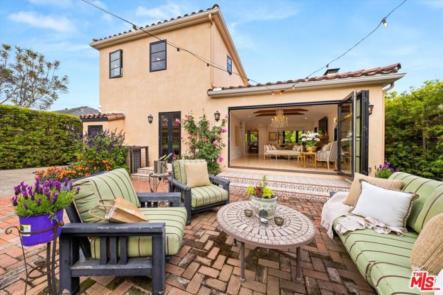 305 E Islay Street, Santa Barbara CA: https://media.crmls.org/mediaz/81c53328-0a78-441d-8445-45334d8f4018.jpg