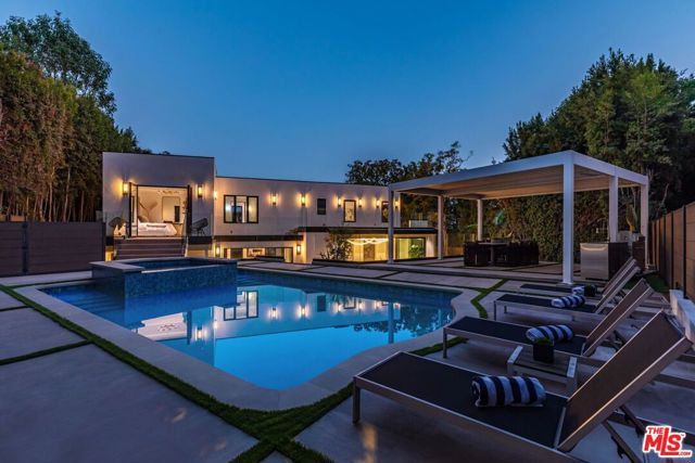 1271 Sunset Plaza Drive, Los Angeles CA: https://media.crmls.org/mediaz/81c54019-0274-4734-97c0-5dc315447f85.jpg