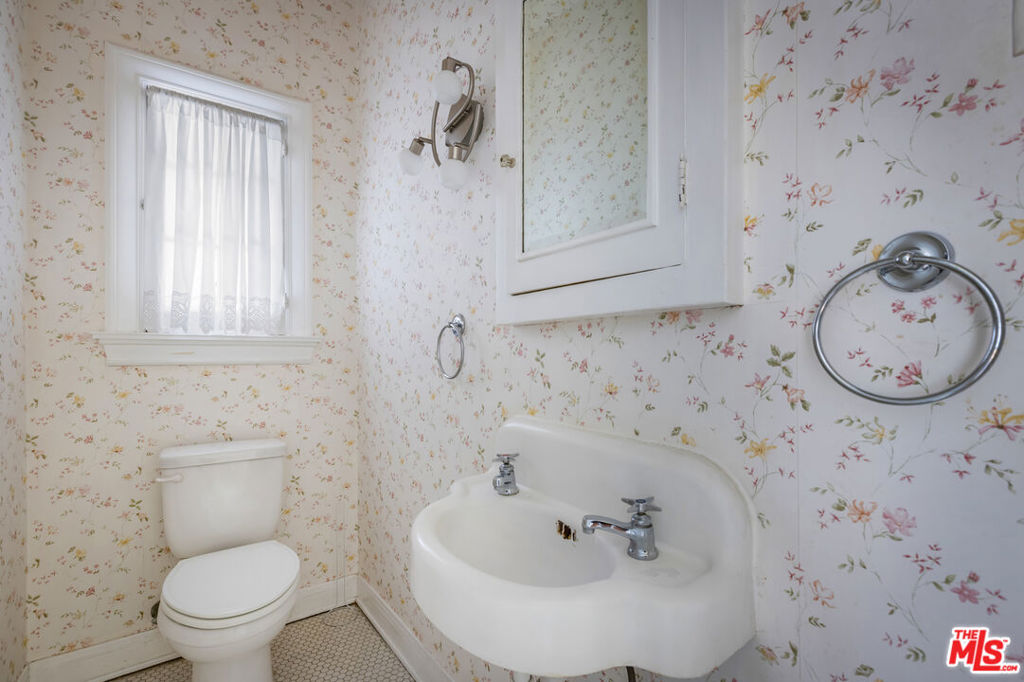 https://media.crmls.org/mediaz/81c54392-2e43-4dfb-9d79-0c6aebcd7a62.jpg?preset=X-Large