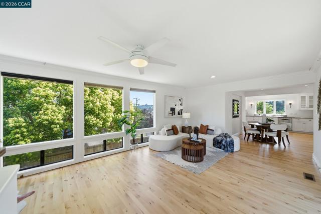 102 Hillcrest Dr, Orinda CA: https://media.crmls.org/mediaz/81c5a5f1-82d2-4058-bb89-e1ff5c600e15.jpg