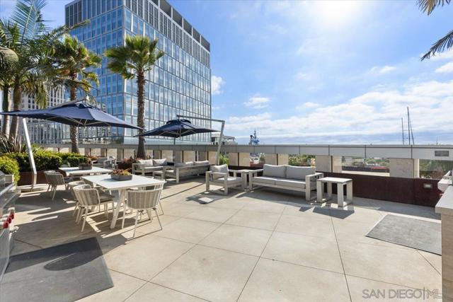 888 W E Street, San Diego CA: https://media.crmls.org/mediaz/81c5c1ad-302b-4710-abbd-75c6576bcd0b.jpg