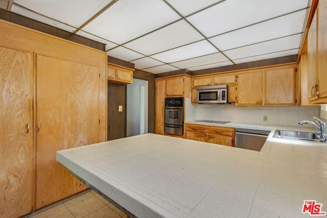 3825 Edgehill Drive, Los Angeles CA: https://media.crmls.org/mediaz/81c6776c-a558-4659-85a0-989e42cf9e80.jpg