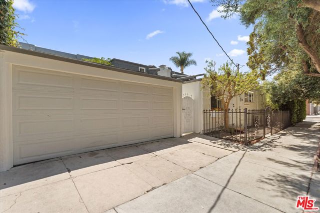 560 N Croft Avenue, West Hollywood CA: https://media.crmls.org/mediaz/81c6e571-2513-4601-9834-db9bab557edb.jpg