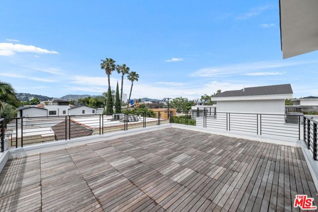816 N Orange Drive, Los Angeles CA: https://media.crmls.org/mediaz/81c7d1e6-58e3-468c-a747-5e5aea0076c3.jpg