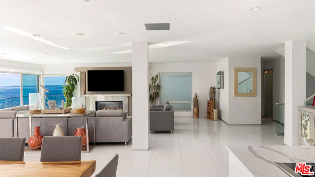 26050 Pacific Coast Highway, Malibu CA: https://media.crmls.org/mediaz/81c8973c-0908-464e-8897-e53a5b0efa2a.jpg