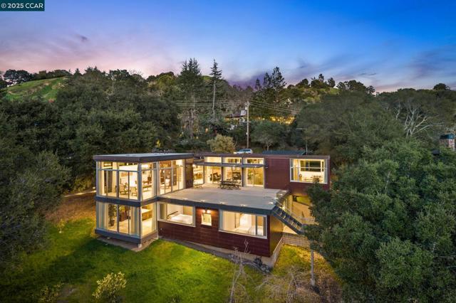 2 Crane Ct, Orinda CA: https://media.crmls.org/mediaz/81c8bb80-a317-4d97-a90b-909d775f240e.jpg
