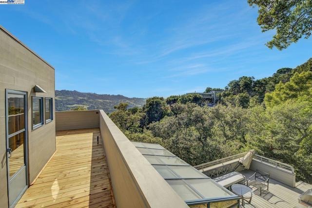 319 Tappan Ter, Orinda CA: https://media.crmls.org/mediaz/81c8f165-2f62-4d46-8492-2f71af24d590.jpg