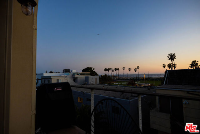6644 Vista Del Mar, Playa del Rey CA: https://media.crmls.org/mediaz/81c93e20-086b-46b5-989e-75c15ac5fb9a.jpg