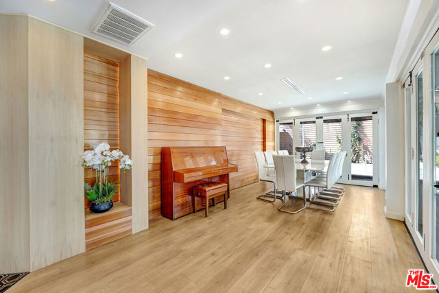 6409 Graves Avenue, Lake Balboa CA: https://media.crmls.org/mediaz/81ca8f5e-ad08-48f1-ab0e-c46e602e25cc.jpg