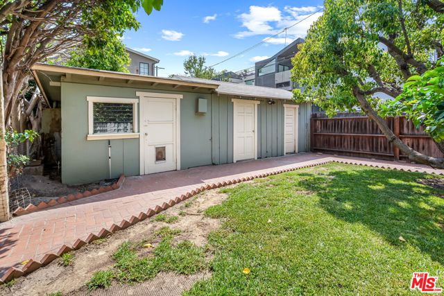 839 Milwood Avenue, Venice CA: https://media.crmls.org/mediaz/81cbb990-4e4f-4e94-985b-b1a69c46f244.jpg