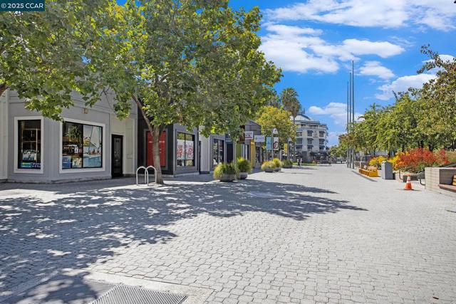 410 Webster St #1, Oakland CA: https://media.crmls.org/mediaz/81cbfc50-9082-4834-9b92-65b013332cd2.jpg