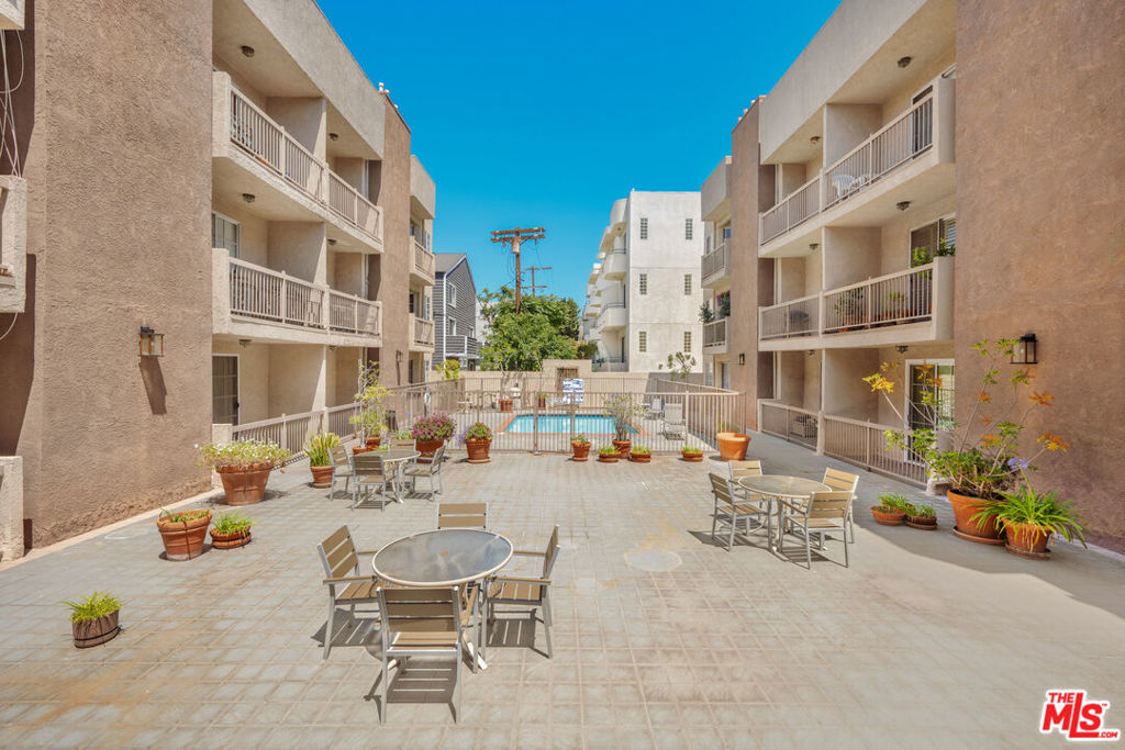 https://media.crmls.org/mediaz/81cc2853-0d28-4dc5-889a-0464a1981e38.jpg?preset=X-Large