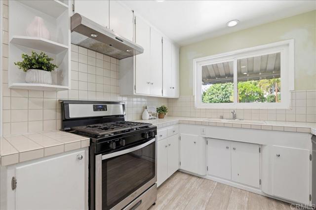 Detail Gallery Image 9 of 28 For 387 Girard Way, Vista,  CA 92084 - 3 Beds | 2 Baths