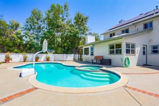 906 Gretna Green Way, Escondido CA: https://media.crmls.org/mediaz/81cd2fc4-a08b-40c5-b575-26510303128d.jpg