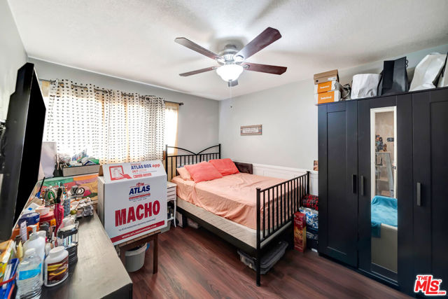 2425 Dusan Street, Simi Valley CA: https://media.crmls.org/mediaz/81cd881f-fac1-4661-ad40-62d04065f431.jpg