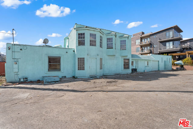 3051 N Coolidge Avenue, Los Angeles CA: https://media.crmls.org/mediaz/81cdd777-a80e-451c-a0e1-d4ffa10ef83a.jpg