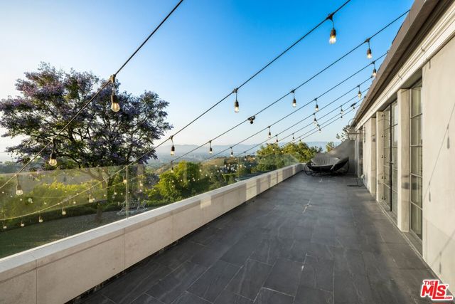 3396 Stone Ridge Lane, Los Angeles CA: https://media.crmls.org/mediaz/81cdf6dc-2b75-4118-8840-72e4c4d757e6.jpg