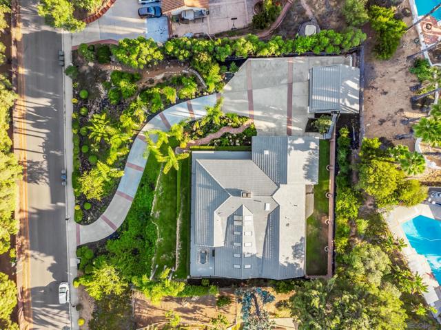 1677 S Hill Ave, Fallbrook CA: https://media.crmls.org/mediaz/81d24dc9-b397-41c9-b8b7-87dbc38a18d9.jpg