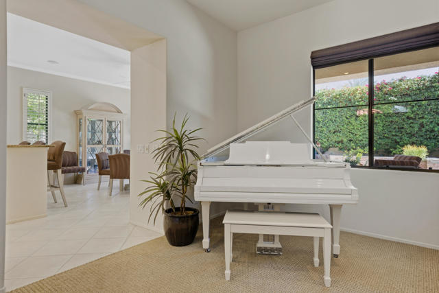 65 San Marino Circle, Rancho Mirage CA: https://media.crmls.org/mediaz/81d2cb6d-5f2d-46d8-8753-205849ba23ab.jpg