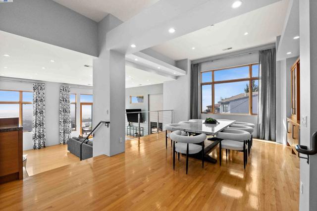 103 Diablo Dr, Oakland CA: https://media.crmls.org/mediaz/81d2ecc4-1dc8-4260-aa8c-e30c371007ed.jpg