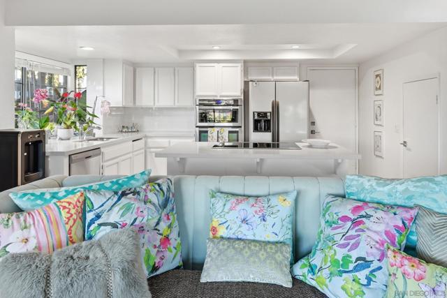 3626 Lorimer Ln, Encinitas CA: https://media.crmls.org/mediaz/81d3349f-b14e-443c-bff3-111ee900378e.jpg