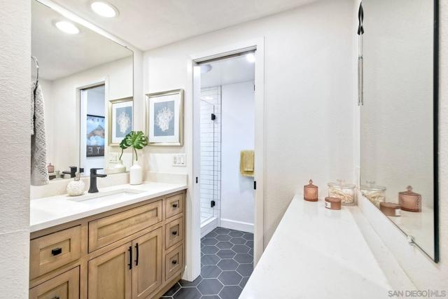 7219 Mimosa Dr, Carlsbad CA: https://media.crmls.org/mediaz/81d4692d-7eba-4dd2-8de3-44800e2d9be3.jpg