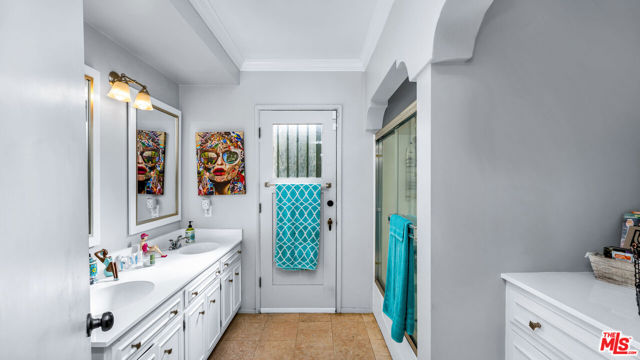 4559 Morella Avenue, Valley Village CA: https://media.crmls.org/mediaz/81d5aaa3-2efd-46b3-823c-a3d9e48e6b23.jpg
